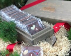 Chokladkalender i träask fylld med handgjord ekologisk choklad
